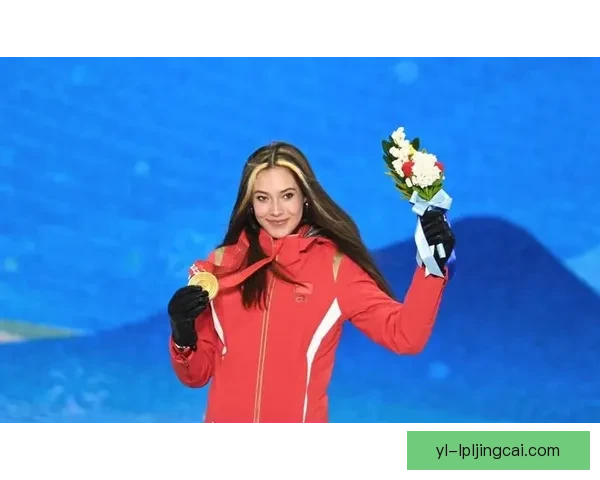 谷爱凌坡障颁奖微笑点亮颜值合影